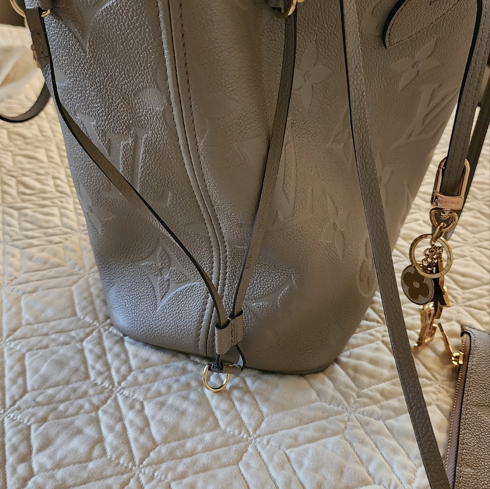 Louis Vuitton Neverfull MM tote